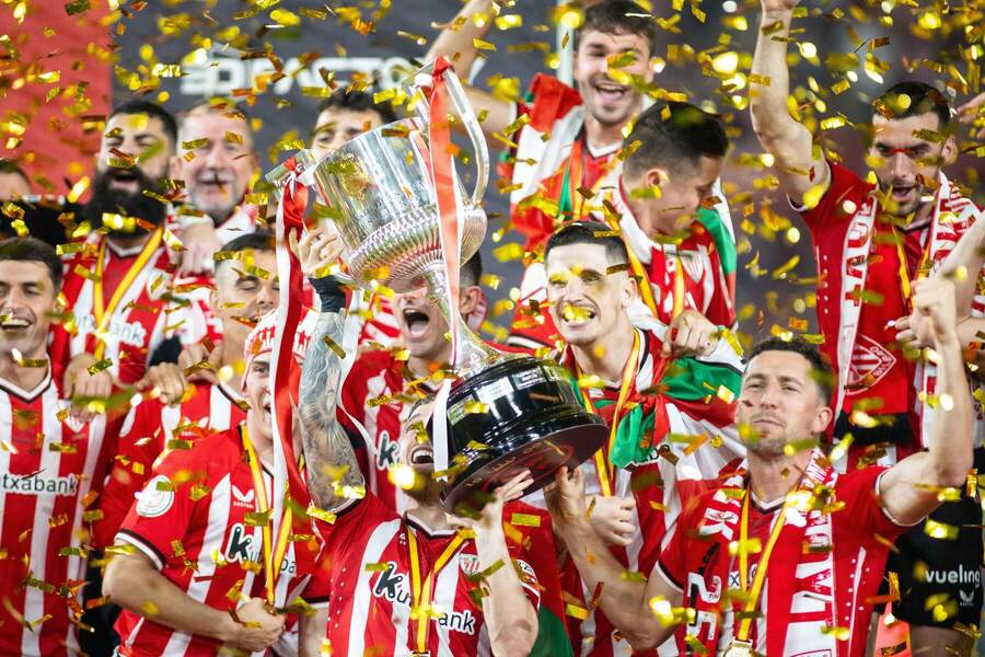 Futbalisti Athletica Bilbao sa tešia z trofeje Copa del Rey (2024)