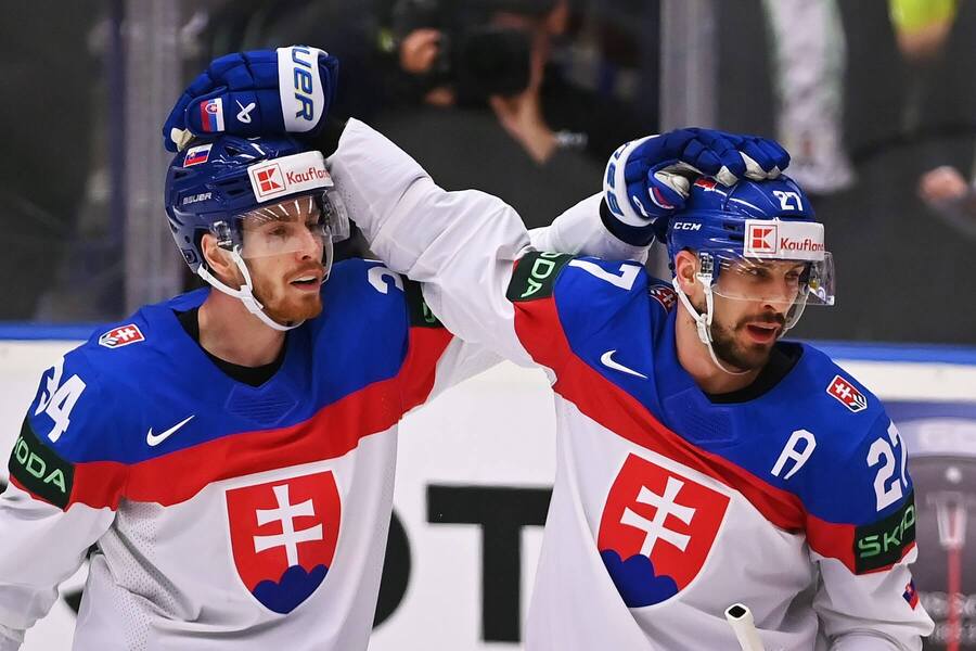 Radostné a priateľské gesto dvojice Cehlárik-Hrivík počas MS v hokeji 2024