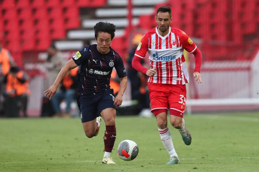 Young-Jun Goh (Partizan) v súboji o loptu so Srdjanom Mijailovicom (CZ)