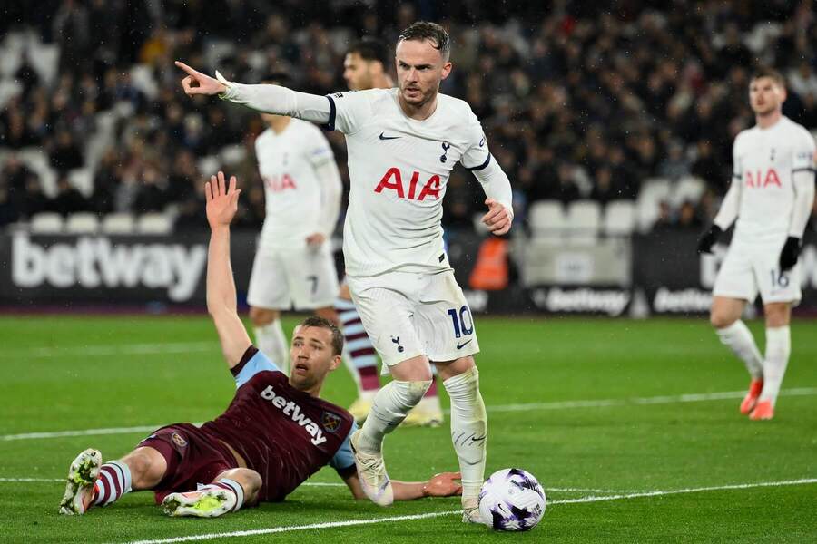 James Maddison počas zápasu medzi West Hamom a Tottenhamom v apríli 2024.