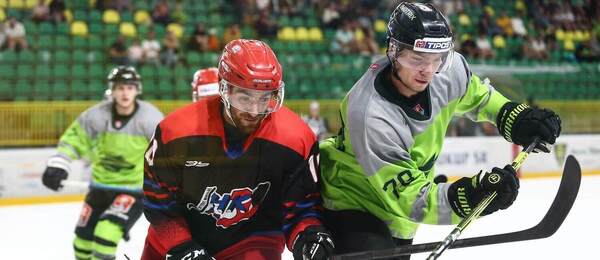 Šimon Lopušan (vpravo) vs. Jakub Nespala (vľavo) v zápase Vlci Žilina – MHk 32 Liptovský Mikuláš