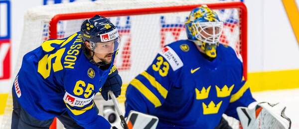 Erik Karlsson a brankár Samuel Ersson, opory Švédska na Majstrovstvách sveta v ľadovom hokeji 2024