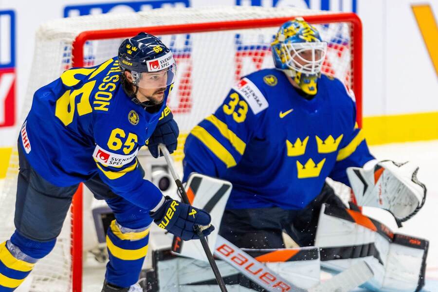 Erik Karlsson a brankár Samuel Ersson, opory Švédska na Majstrovstvách sveta v ľadovom hokeji 2024
