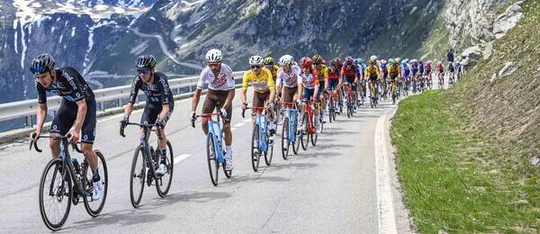Tour de Suisse 2023, etapa č. 5, na čele pelotónu Kevin Vermaerke, Team DSM
