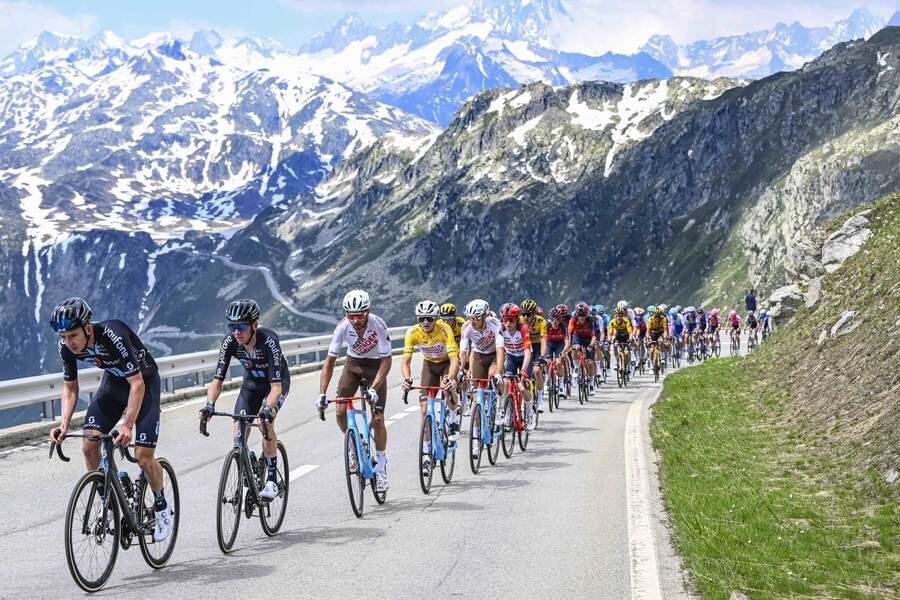 Tour de Suisse 2023, etapa č. 5, na čele pelotónu Kevin Vermaerke, Team DSM