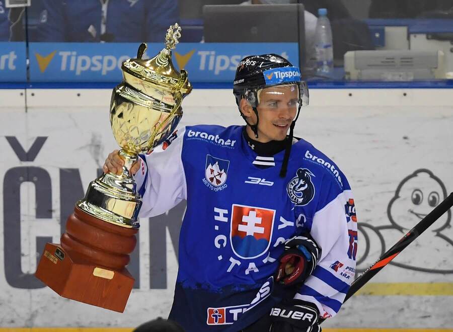 Andrej Brejčák (HK Poprad) s trofejou za víťazstvo v 73. ročníku Tatranského pohára (2020)