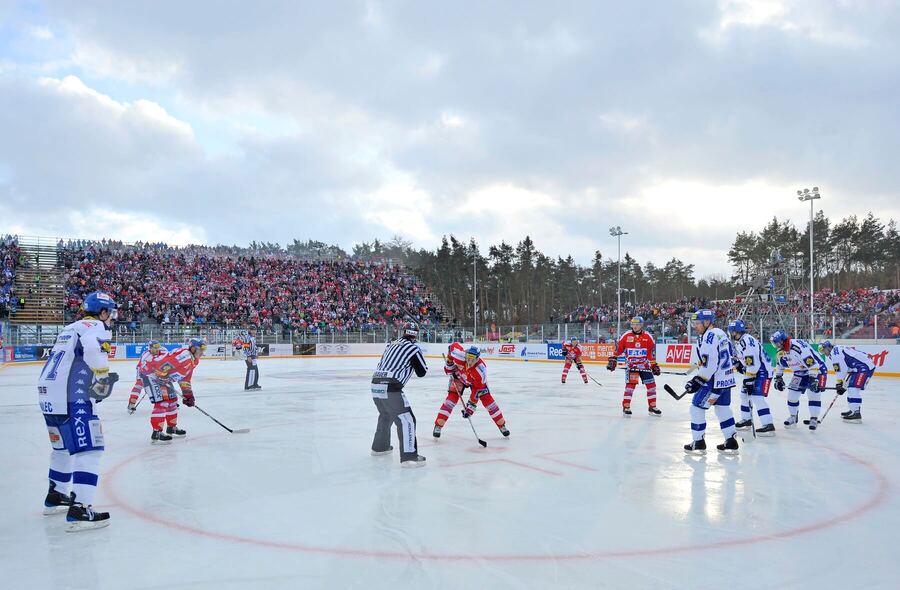 Pardubice vs. Kometa Brno, zápas pod holým nebom na plochodrážnom štadióne vo Svitkove