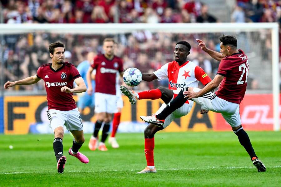 Sparta vs. Slavia. Z ľava Lukáš Sadílek, Oscar, Qazim Laci