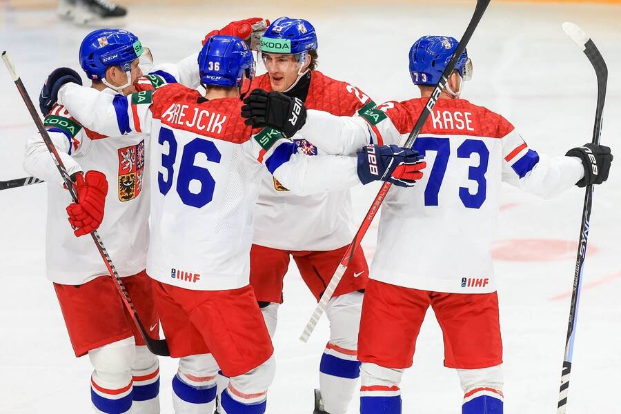 Česko oslavuje gól do siete Veľkej Británie na MS v hokeji 2024.