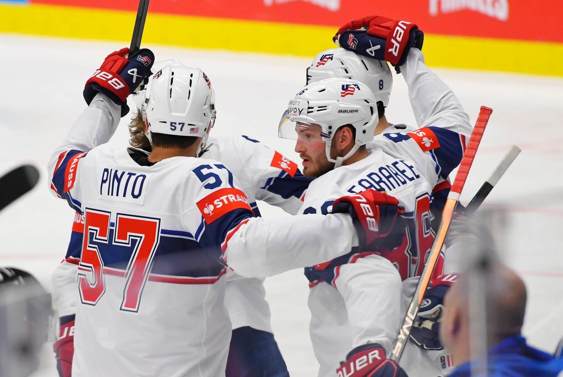 Hokejisti USA oslavujú gól proti Slovensku na MS 2024.
