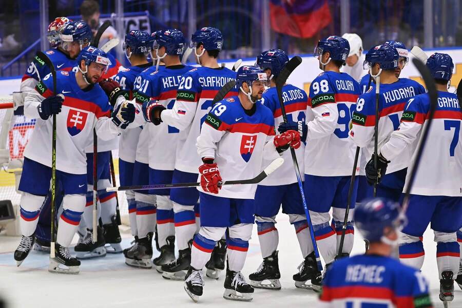 Slováci oslavujú víťazstvo na MS v hokeji 2024 proti Poľsku.