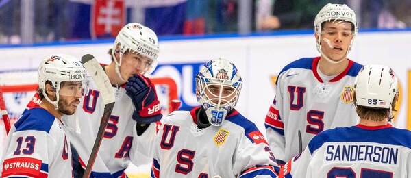 Hokejisti USA oslavujú výhru proti Kazachstanu na MS v hokeji 2024.