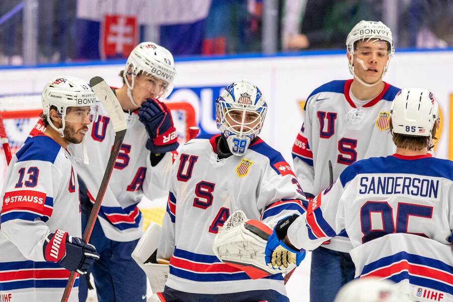 Hokejisti USA oslavujú výhru proti Kazachstanu na MS v hokeji 2024.