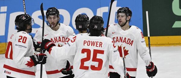 Kanada oslavuje gól proti Švajčiarsku na hokejových MS 2024.