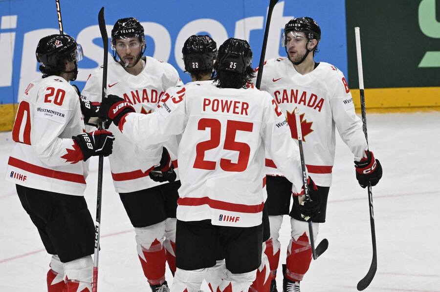 Kanada oslavuje gól proti Švajčiarsku na hokejových MS 2024.