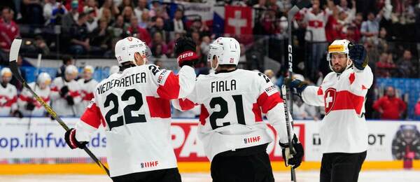 Švajčiari oslavujú gól proti Dánsku na MS v hokeji 2024.