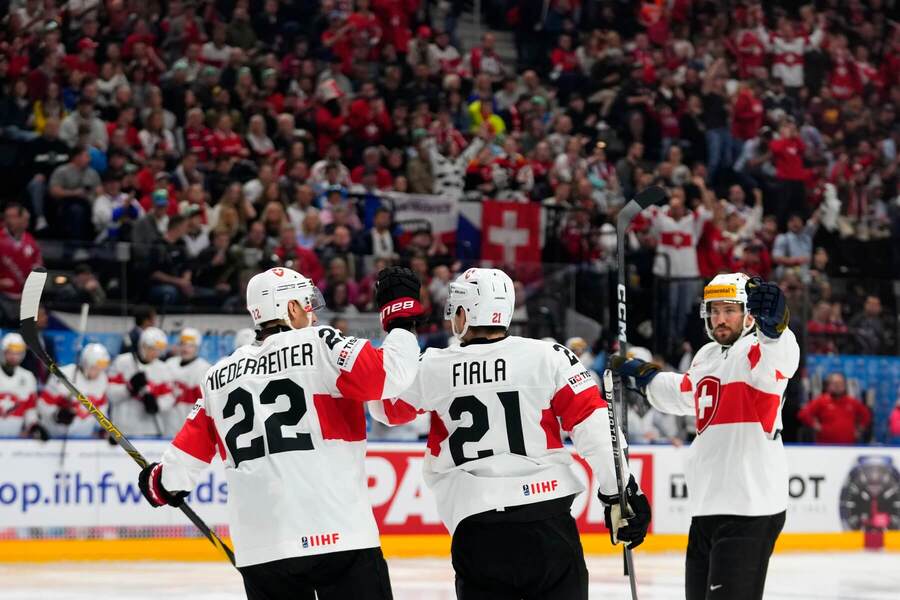 Švajčiari oslavujú gól proti Dánsku na MS v hokeji 2024.