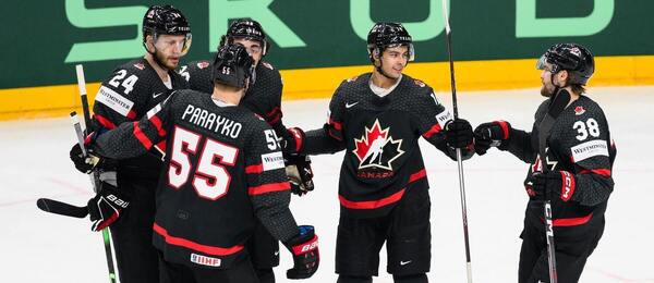 Kanaďania oslavujú gól na MS 2024 v hokeji.
