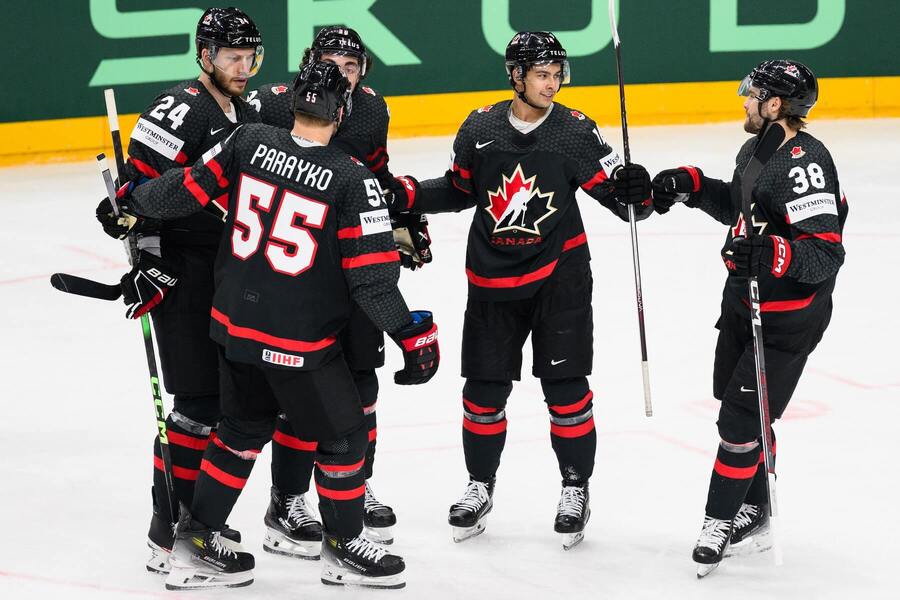 Kanaďania oslavujú gól na MS 2024 v hokeji.