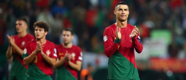 Portugalský tím oslavuje výhru proti Islandu v kvalifikácii na ME 2024.