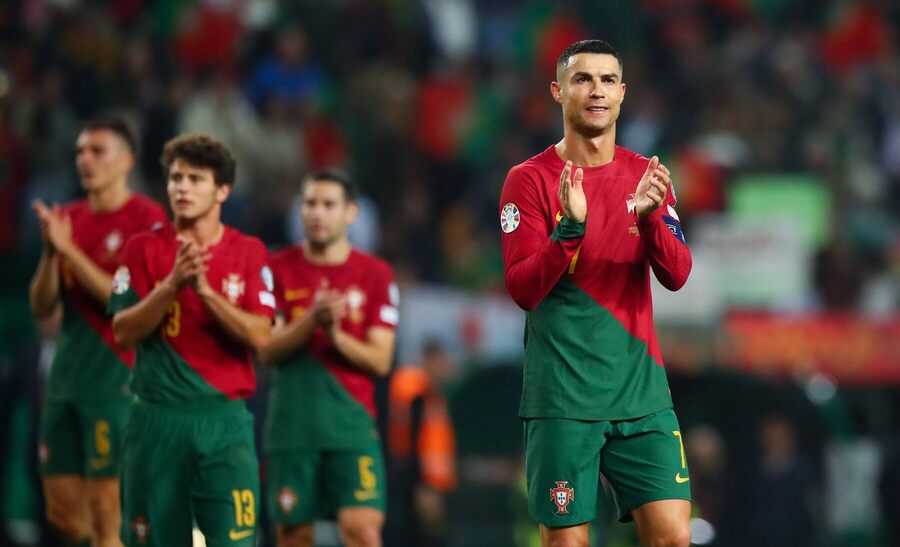 Portugalský tím oslavuje výhru proti Islandu v kvalifikácii na ME 2024.