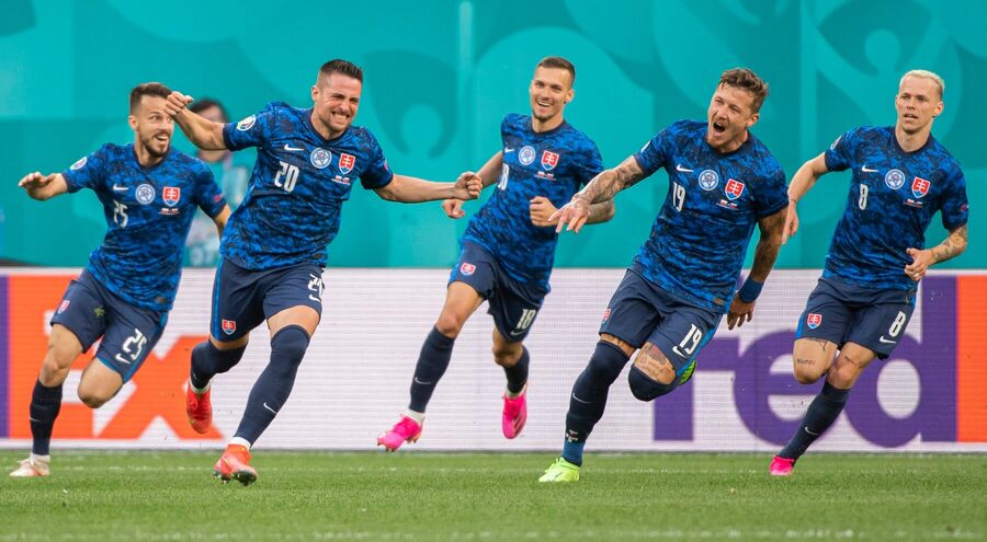 Slováci oslavujú gól na ME 2020 proti Poľsku.