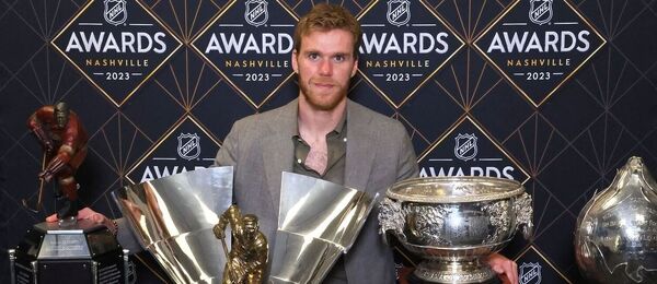 Connor McDavid po zisku 4 trofejí, NHL Awards 2023