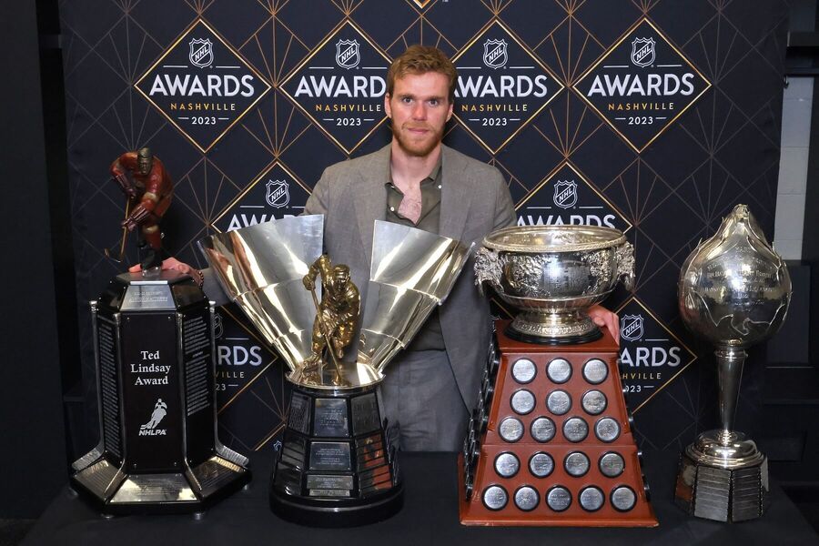 Connor McDavid po zisku 4 trofejí, NHL Awards 2023