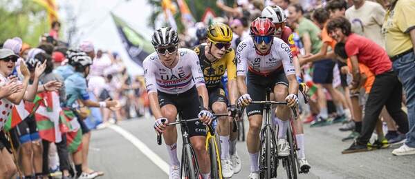 Tadej Pogačar na čele 1. etapy Tour de France 2023, za ním vykúka Jonas Vingegaard