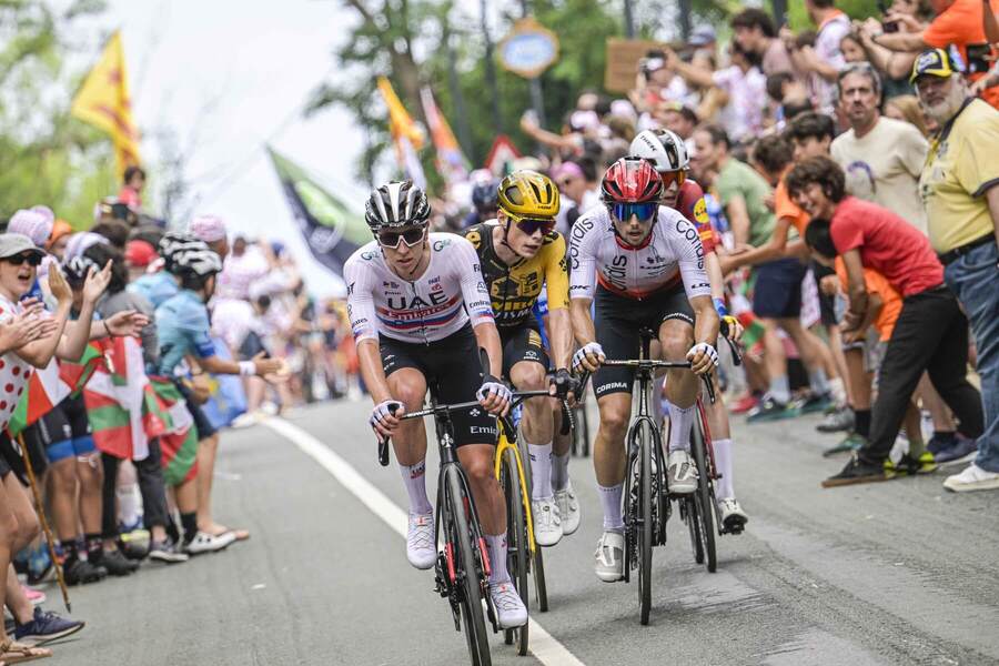 Tadej Pogačar na čele 1. etapy Tour de France 2023, za ním vykúka Jonas Vingegaard