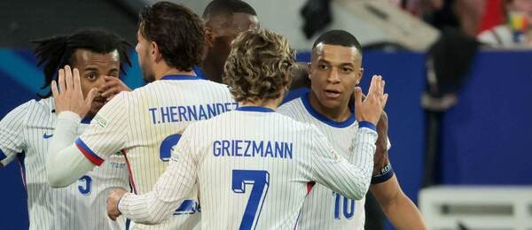 Francúzi oslavujú gól proti Rakúsku na ME vo futbale 2024.