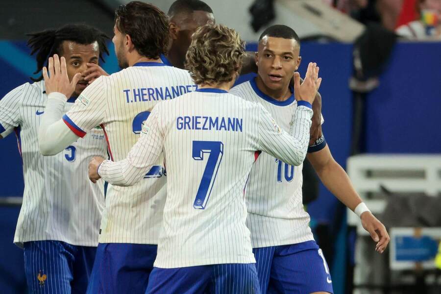 Francúzi oslavujú gól proti Rakúsku na ME vo futbale 2024.