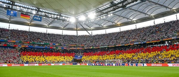 Nemeckí fanúšikovia pred zápasom so Švajčiarskom. 