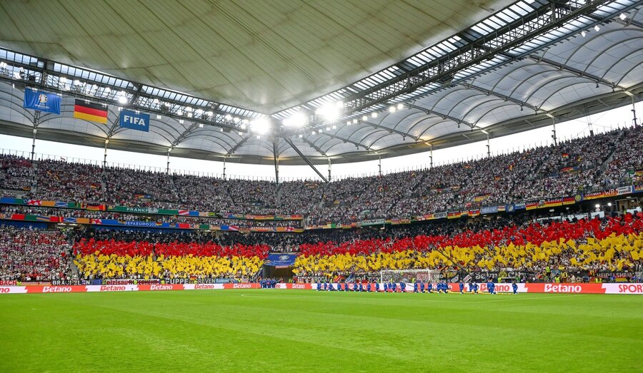 Nemeckí fanúšikovia pred zápasom so Švajčiarskom.