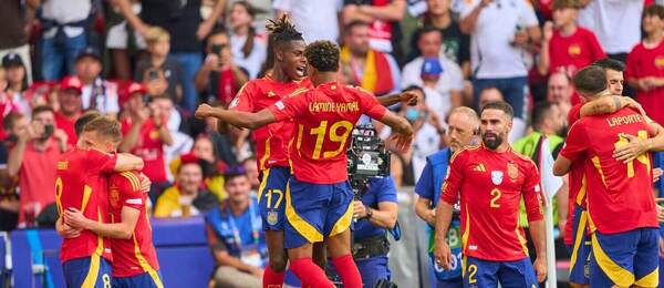 Španieli oslavujú gól do siete Nemecka.