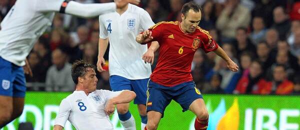 Scott Parker vs. Andrés Iniesta, Anglicko vs. Španielsko, prípravný zápas 12. novembra 2011
