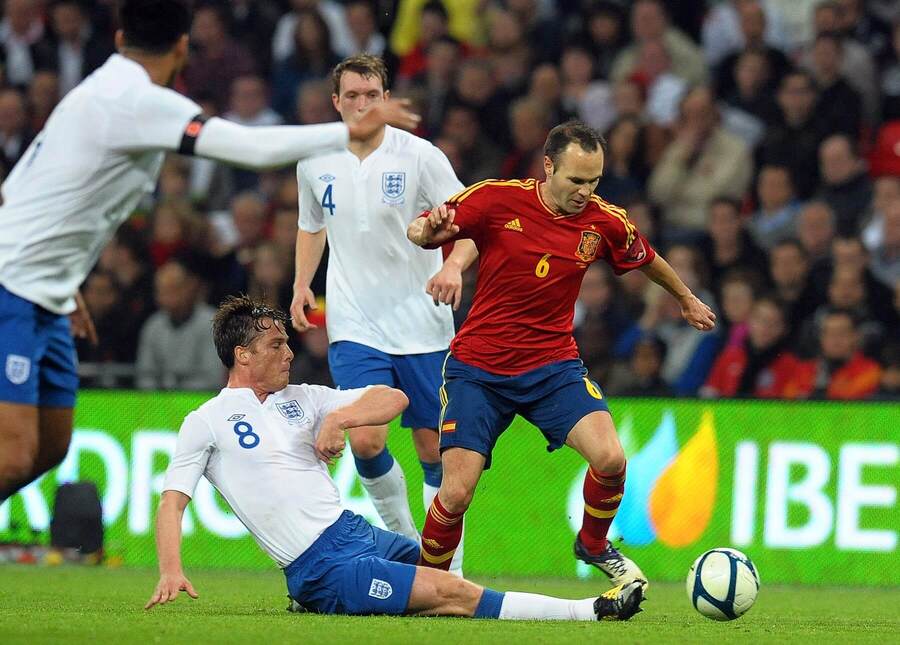 Scott Parker vs. Andrés Iniesta, Anglicko vs. Španielsko, prípravný zápas 12. novembra 2011