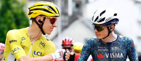 Tadej Pogačar (v žltom) a Jonas Vingegaard počas 12. etapy Tour de France 2024