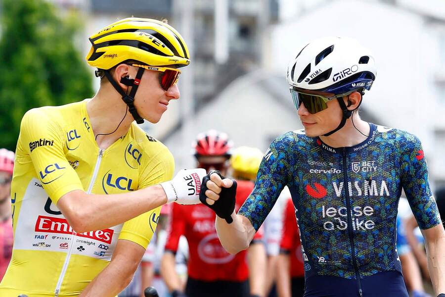 Tadej Pogačar (v žltom) a Jonas Vingegaard počas 12. etapy Tour de France 2024