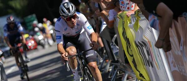 Remco Evenepoel v bielom drese (Tour de France 2024)