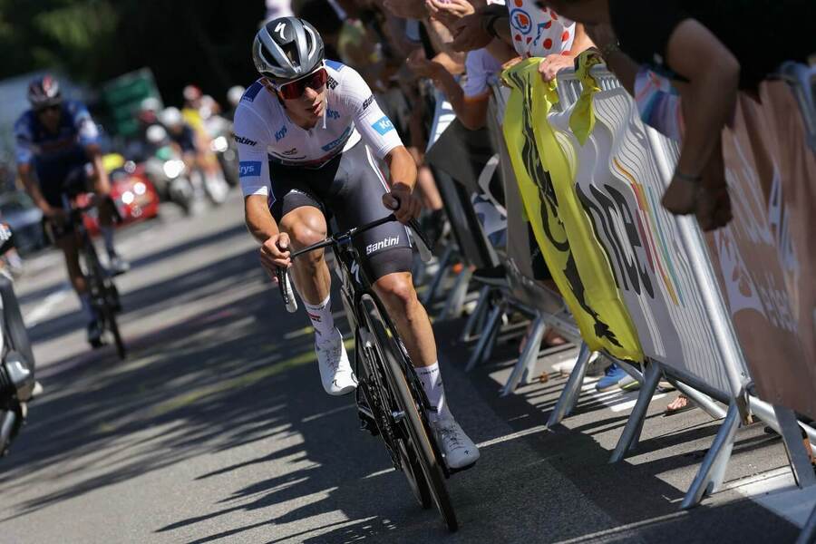 Remco Evenepoel v bielom drese (Tour de France 2024)