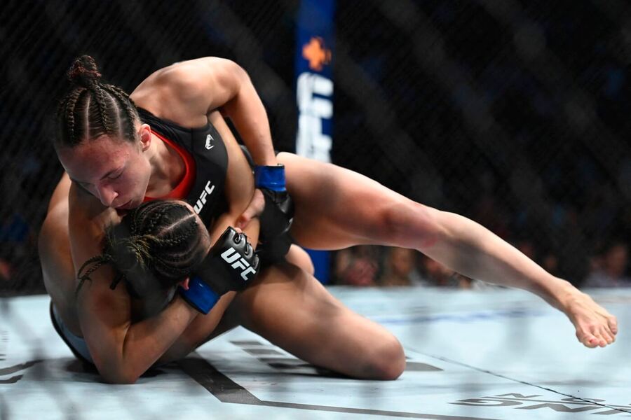 Lucie Pudilová uprostred zápasu v UFC