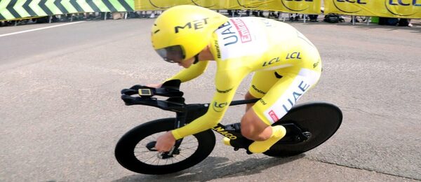 Tadej Pogačar v žltom drese na Tour de France 2024.