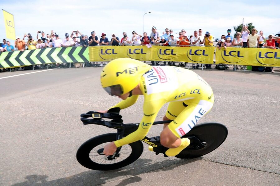 Tadej Pogačar v žltom drese na Tour de France 2024.