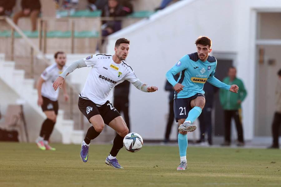 Hacyaga Hacyly (vpravo) v priateľskom zápase FK Zira – Gornik Leczna.