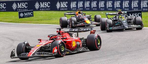 Moment z pretekov F1 2023 v Belgicku; v popredí Charles Leclerc na Ferrari