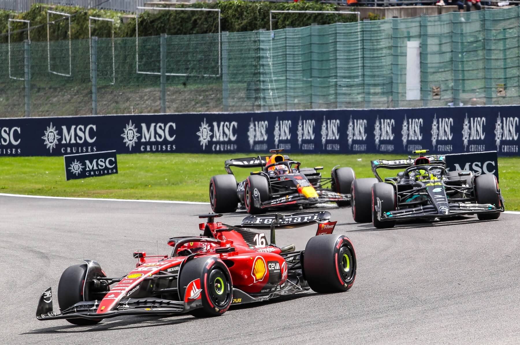 Moment z pretekov F1 2023 v Belgicku; v popredí Charles Leclerc na Ferrari