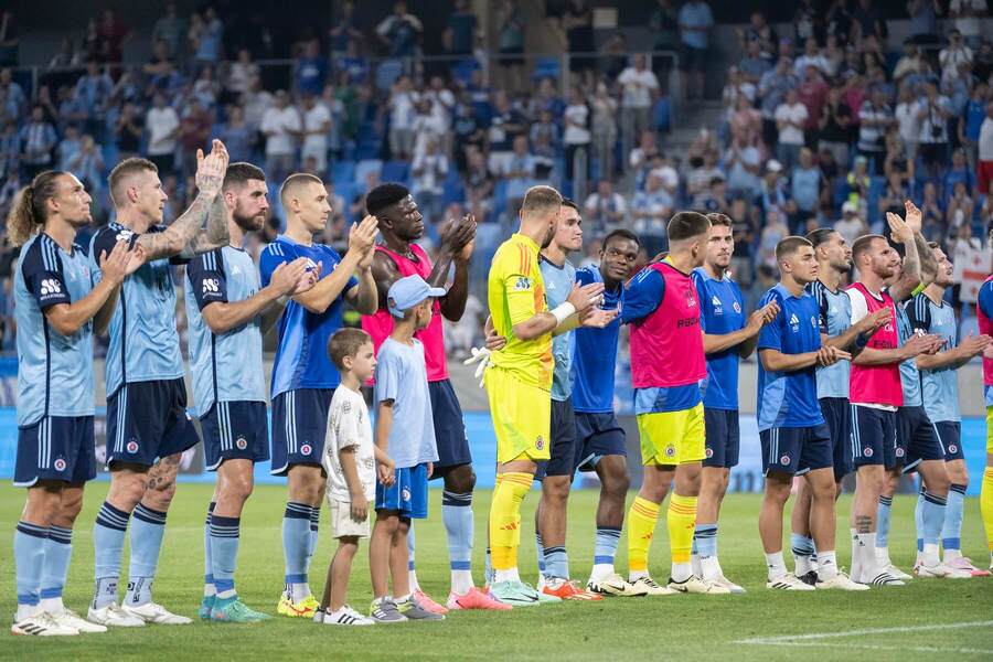 Hráči Slovana Bratislava oslavujú s fanúšikmi postup v Lige majstrov.