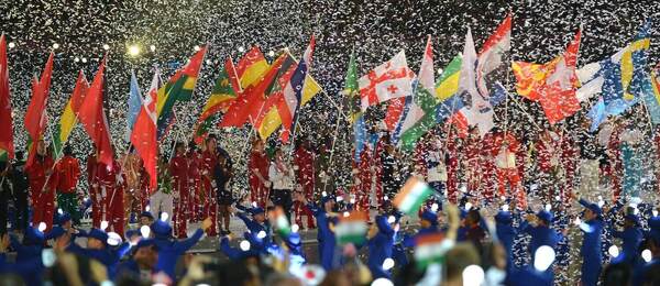 Vlajkonosiči počas Olympijských hier 2012 v Londýne (záverečný ceremoniál)