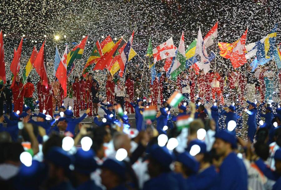 Vlajkonosiči počas Olympijských hier 2012 v Londýne (záverečný ceremoniál)